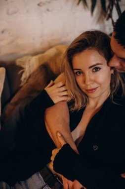 Güzel bir çift stüdyoda sarılıp poz veriyor. 