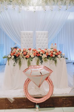 Düğün resepsiyonu için güzel bir çiçek dekoru               