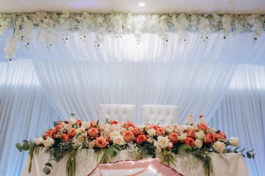 Düğün resepsiyonu için güzel bir çiçek dekoru               