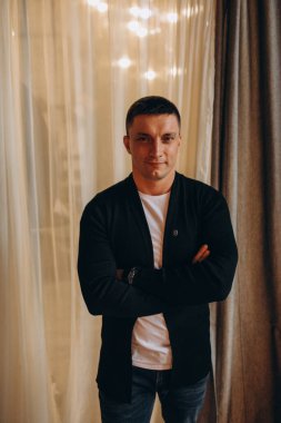 Yakışıklı bir gencin yakın portresi.  