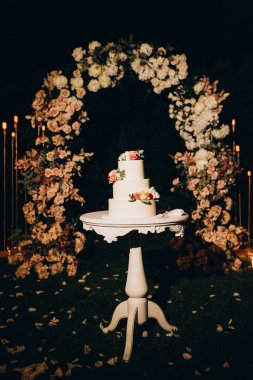 Çiçekli güzel gurme düğün pastası     