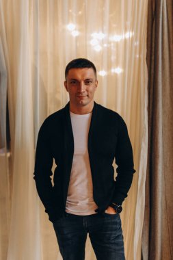 Yakışıklı bir gencin yakın portresi.  