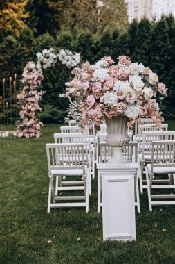 Açık hava düğün töreni için güzel bir çiçek dekoru.         
