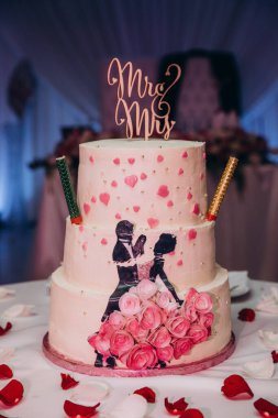 Nefis dekore edilmiş düğün pastasının yakın plan görüntüsü.                           