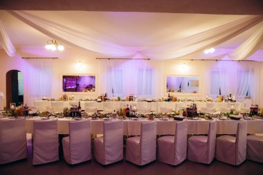 Zarif düğün resepsiyonu için güzel masa.           