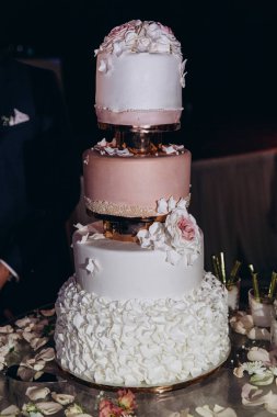 Çiçekli güzel gurme düğün pastası     
