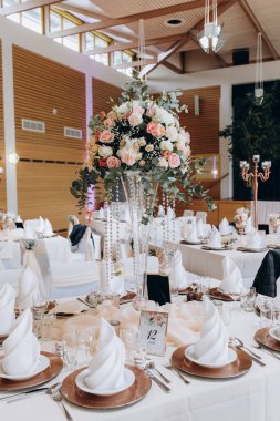 Düğün resepsiyonundaki lüks şenlik masasının yakın plan görüntüsü          