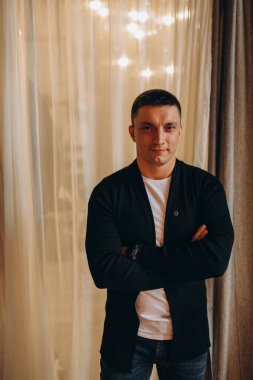 Yakışıklı bir gencin yakın portresi.  