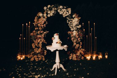 Çiçekli güzel gurme düğün pastası     