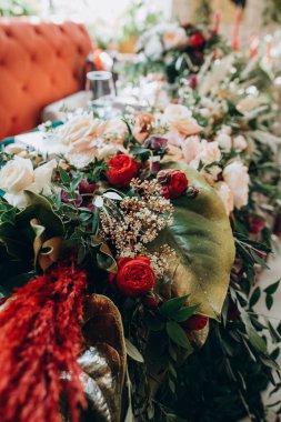 Düğün resepsiyonu için güzel bir çiçek dekoru               