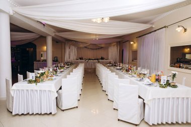 Düğün resepsiyonu için şık bir masa.             