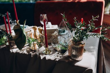 Düğün resepsiyonu için güzel bir çiçek dekoru               