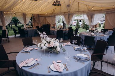 Düğün resepsiyonundaki lüks şenlik masasının yakın plan görüntüsü          