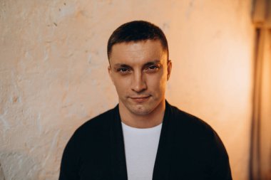 Yakışıklı bir gencin yakın portresi.  