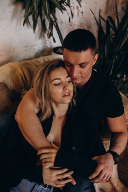 Birbirlerine aşık güzel genç bir çift içeride sarılıyorlar.