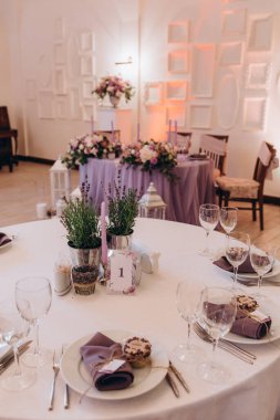 Restoranda çiçeklerle süslenmiş zarif bir düğün masası.                                