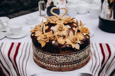 Geleneksel lezzetli düğün pastasının yakın plan görüntüsü                           