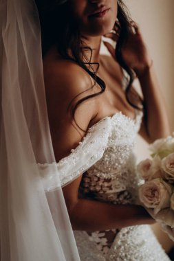 Zarif gelinlik ve duvak içinde güzel bir gelin.      