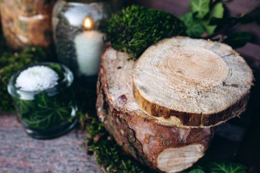 Güzel mumlar ve ahşap kütükler.