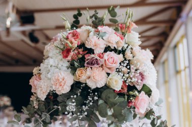 Düğün resepsiyonu için güzel bir çiçek dekoru.                          