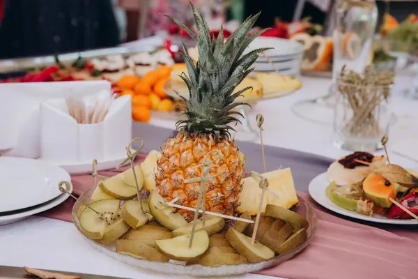 Düğün resepsiyonu için şık bir masa.             