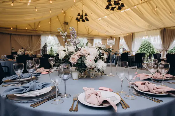 Düğün resepsiyonunda çiçeklerle süslenmiş güzel bir masa.                   