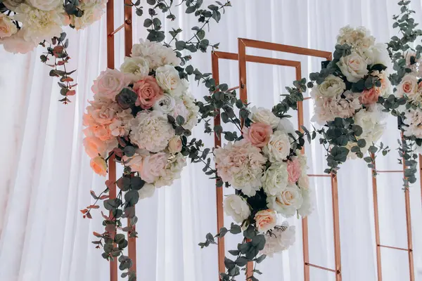 Düğün resepsiyonu için güzel bir çiçek dekoru               