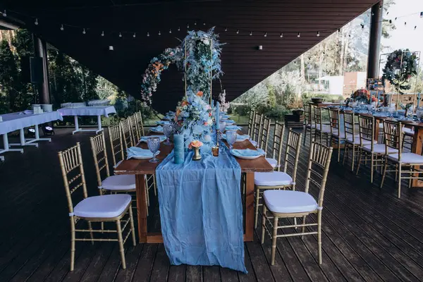 Düğün resepsiyonunda çiçeklerle süslenmiş güzel bir masa.                   