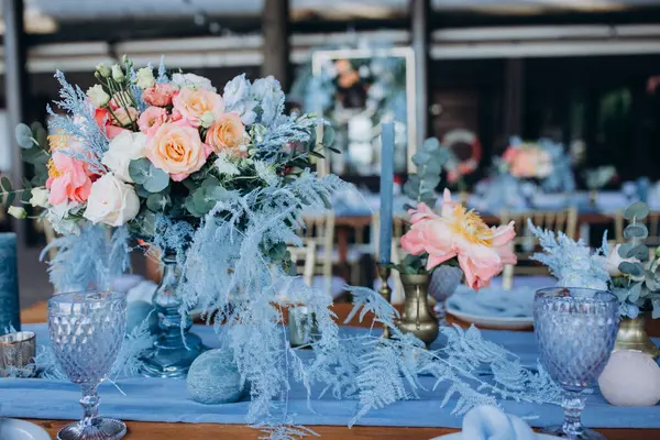 Düğün resepsiyonu için güzel bir çiçek dekoru               