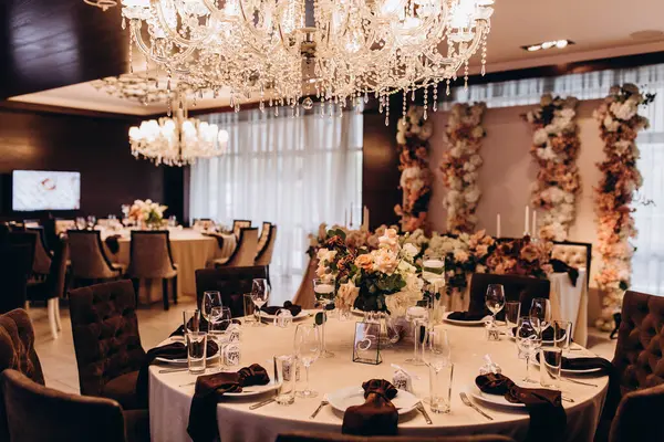 Düğün resepsiyonunda çiçeklerle süslenmiş güzel bir masa.                   