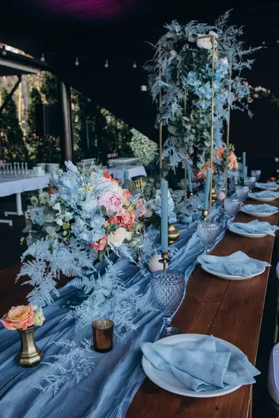 Düğün resepsiyonunda çiçeklerle süslenmiş güzel bir masa.                   