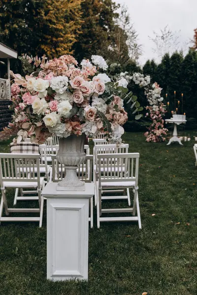 Açık hava düğün töreni için güzel bir çiçek dekoru.         