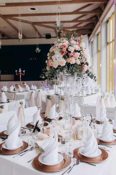 Düğün resepsiyonunda çiçeklerle süslenmiş güzel bir masa.                   