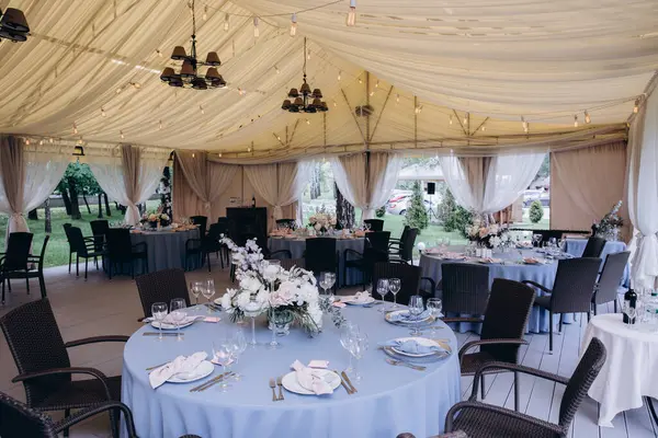 Düğün resepsiyonunda çiçeklerle süslenmiş güzel bir masa.                   