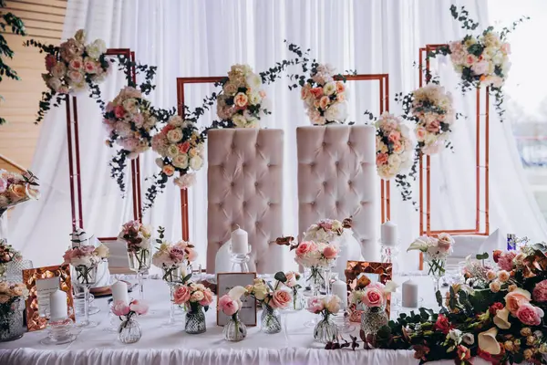 Düğün resepsiyonu için güzel bir çiçek dekoru               