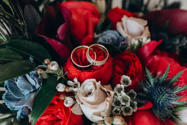 Alyanslar ve güzel çiçekler, yakın plan.                  