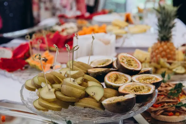 Yemek ve gurme meyveli düğün masası.