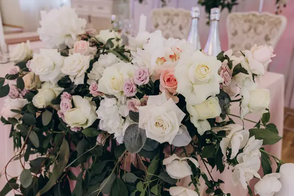 Düğün resepsiyonu için güzel bir çiçek dekoru.                          