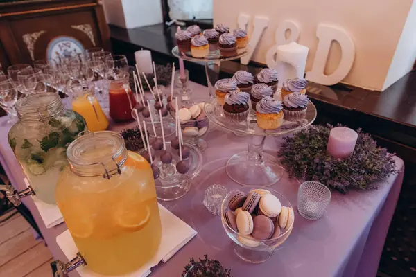 Lezzetli ve güzel bir düğün büfesi. İçkiler ve atıştırmalıklar.  