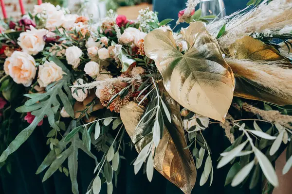 Düğün resepsiyonu için güzel bir çiçek dekoru.                          