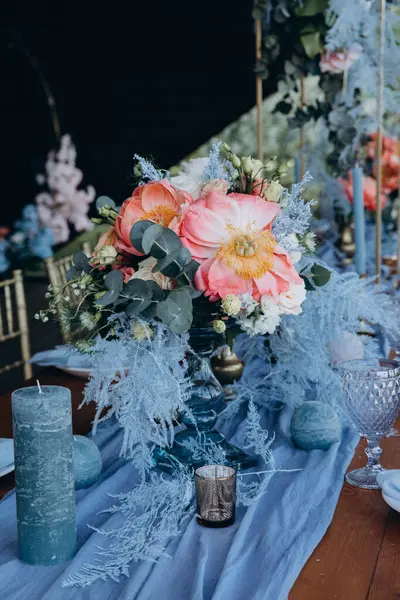 Düğün resepsiyonu için güzel bir çiçek dekoru.                          