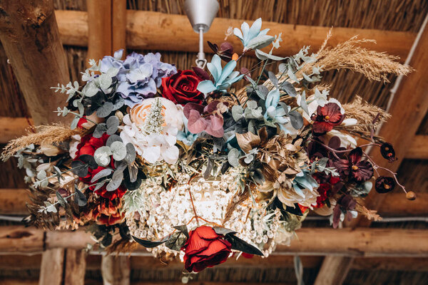 крупным планом вид на красивый цветочный декор для свадебного приема                          