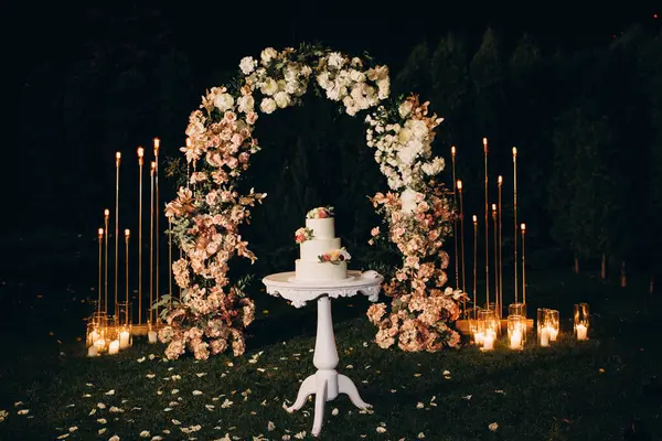 Çiçekli güzel gurme düğün pastası     