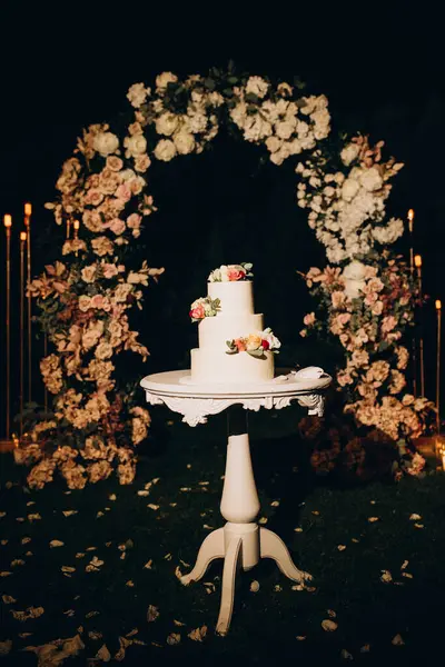 Çiçekli güzel gurme düğün pastası     