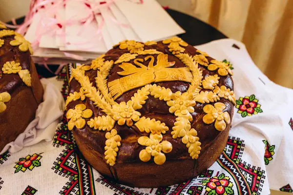 Geleneksel lezzetli düğün pastasının yakın plan görüntüsü                           