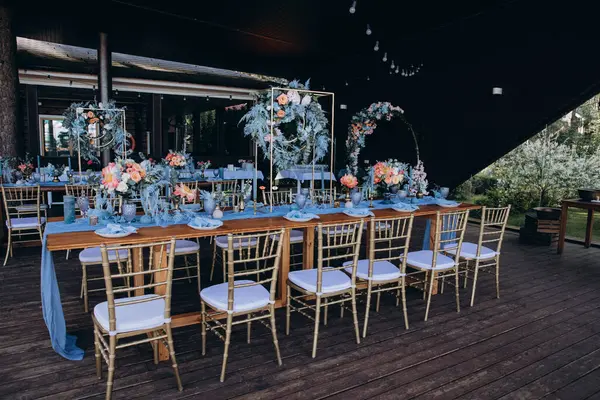 Düğün resepsiyonu için şık bir masa.             