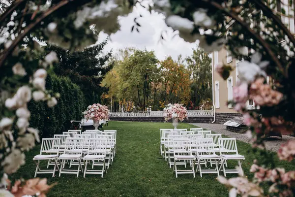 Bahçede güzel bir düğün töreni. Düğün dekorlu düğün kemeri