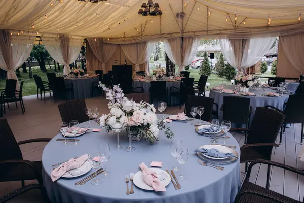 Düğün resepsiyonundaki lüks şenlik masasının yakın plan görüntüsü          