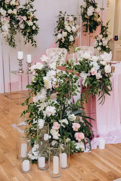 Bir restoranda çiçekler ve mumlarla süslenmiş güzel düğün süsleri.