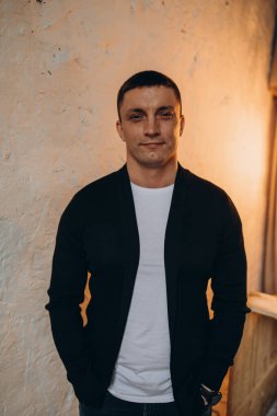 Yakışıklı bir gencin yakın portresi.  